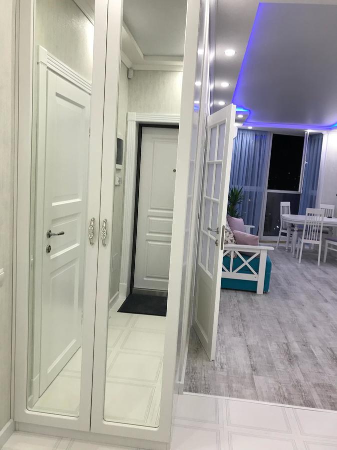 Luxe Apartment On Drahomanova Kiev Exteriör bild